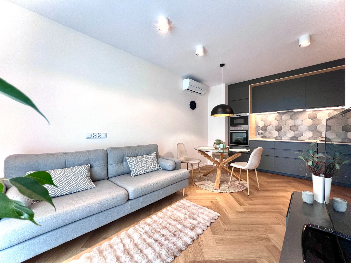 STYLOWY 3-POKOJOWY APARTAMENT Z KLIMATYZACJĄ I GARAŻEM – CIESZYŃSKA 9, KRAKÓW
